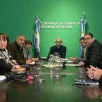 El gobierno mejoró la propuesta a los estatales y anunció que liquidará los haberes de julio con aumento