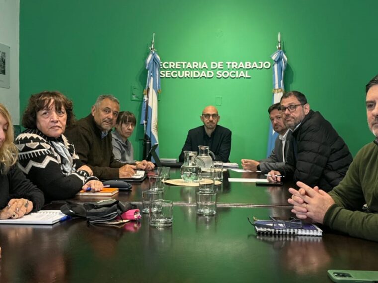 El gobierno mejoró la propuesta a los estatales y anunció que liquidará los haberes de julio con aumento El gobierno mejoró la propuesta a los estatales y anunció que liquidará los haberes de julio con aumento