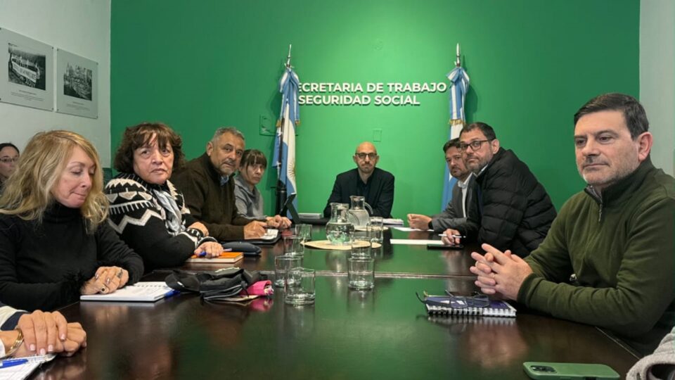 El gobierno mejoró la propuesta a los estatales y anunció que liquidará los haberes de julio con aumento