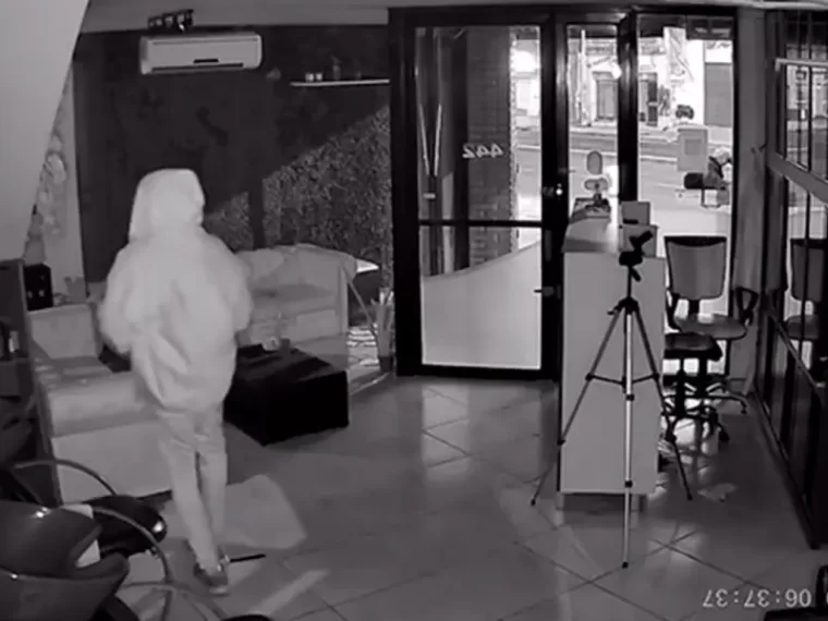 Rompieron el vidrio de una peluquería de Paraná y robaron herramientas de trabajo Rompieron el vidrio de una peluquería de Paraná y robaron herramientas de trabajo