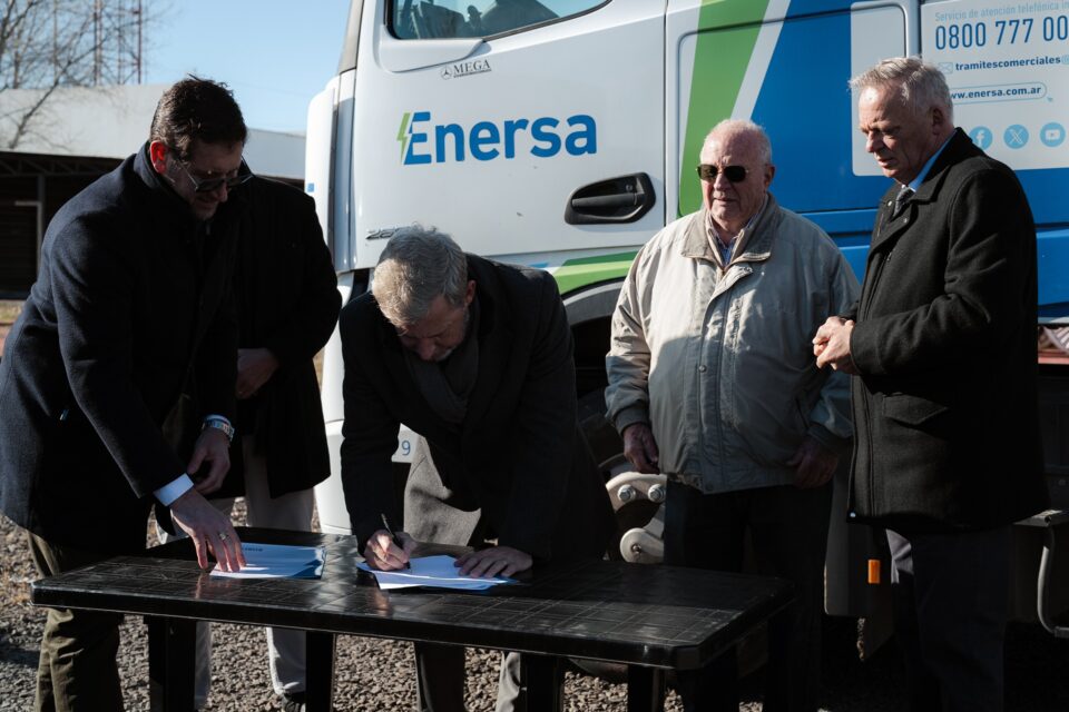 Frigerio firmó en Viale el acta inicio para la repotenciación eléctrica de la región
