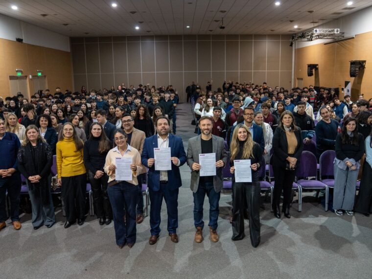 La provincia lanzó la campaña Compromiso por una Crianza Digital Saludable La provincia lanzó la campaña Compromiso por una Crianza Digital Saludable