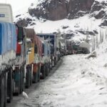 Continúa el temporal de nieve en la cordillera y ya hay más de 3000 camiones varados en la frontera