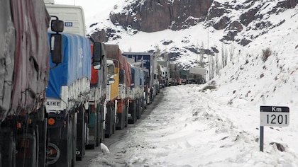 Continúa el temporal de nieve en la cordillera y ya hay más de 3000 camiones varados en la frontera