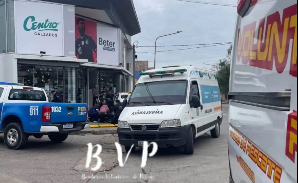 Murió un taxista en Paraná tras descompensarse, subir a la vereda y chocar una moto
