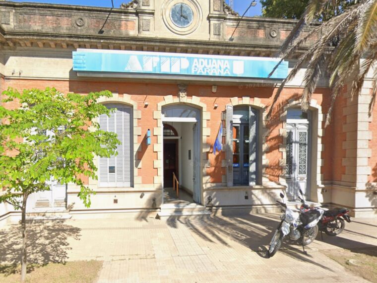Aduana Paraná notificó a personas por presuntas infracciones y los montos superan los  millones