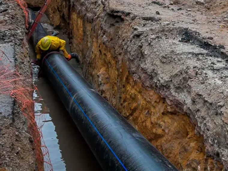 Reparan una cañería de agua y advierten por baja presión en varios barrios Reparan una cañería de agua y advierten por baja presión en varios barrios