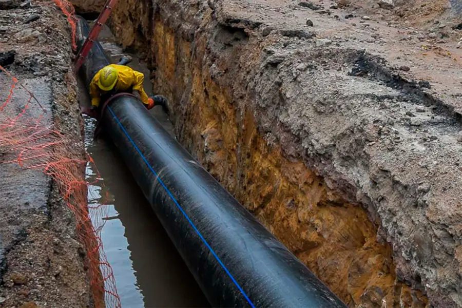 Reparan una cañería de agua y advierten por baja presión en varios barrios