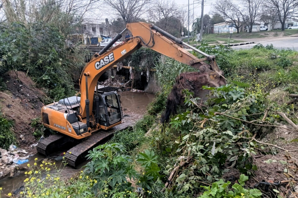 Avanzan los trabajos de limpieza y desobstrucción en arroyos en Paraná