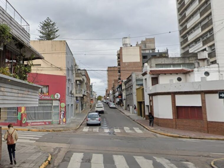 Bacheo en calle Córdoba: desvíos de varias líneas de colectivos Bacheo en calle Córdoba: desvíos de varias líneas de colectivos