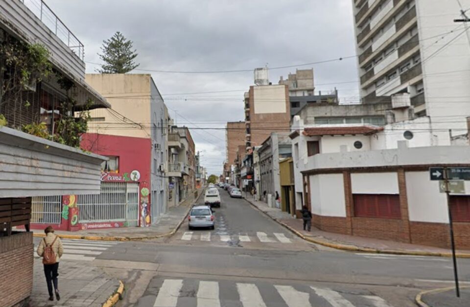 Bacheo en calle Córdoba: desvíos de varias líneas de colectivos