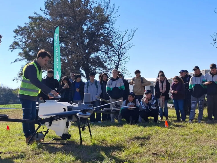 Capacitaron a estudiantes en aplicación y manejo de drones para el sector agropecuario Capacitaron a estudiantes en aplicación y manejo de drones para el sector agropecuario