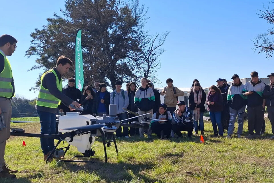 Capacitaron a estudiantes en aplicación y manejo de drones para el sector agropecuario