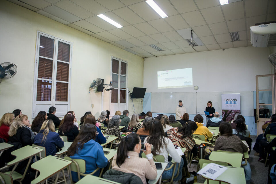Diseña Paraná realizó la última clínica de diseño con más de 100 emprendedores