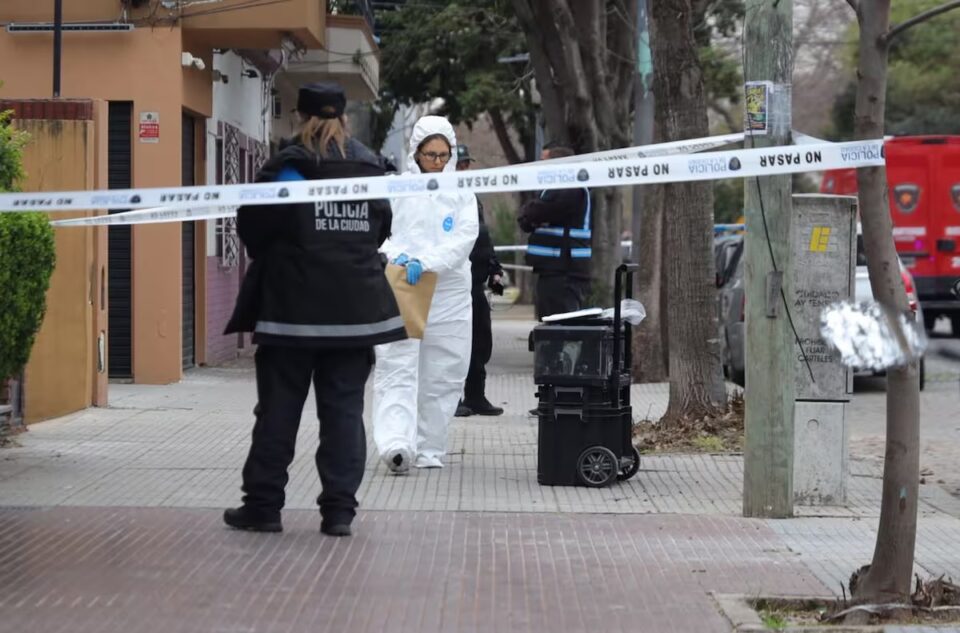 Mató a su esposa, su hijo alertó a la Policía y lo atraparon a 200 metros de la vivienda