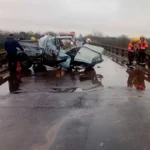 Camioneta chocó contra la baranda de un puente y dos personas sufrieron heridas graves