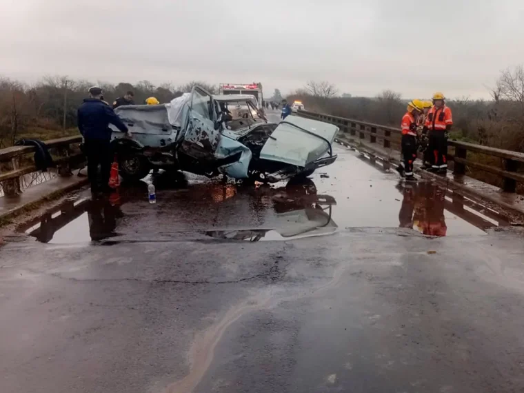 Camioneta chocó contra la baranda de un puente y dos personas sufrieron heridas graves