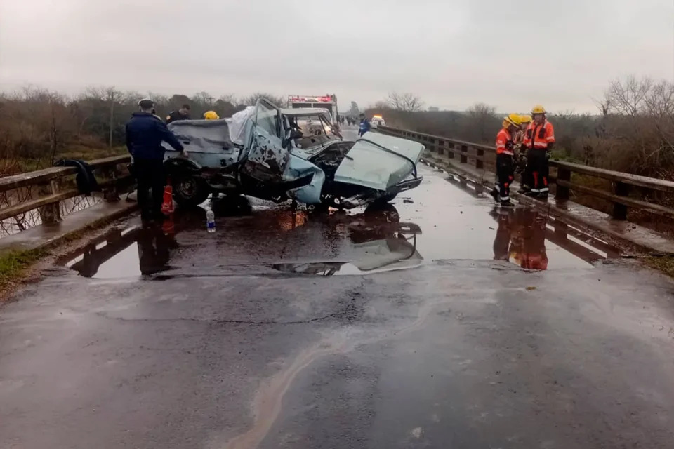 Camioneta chocó contra la baranda de un puente y dos personas sufrieron heridas graves