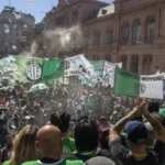 Sindicatos marchan a Economía por el endeudamiento de las familias