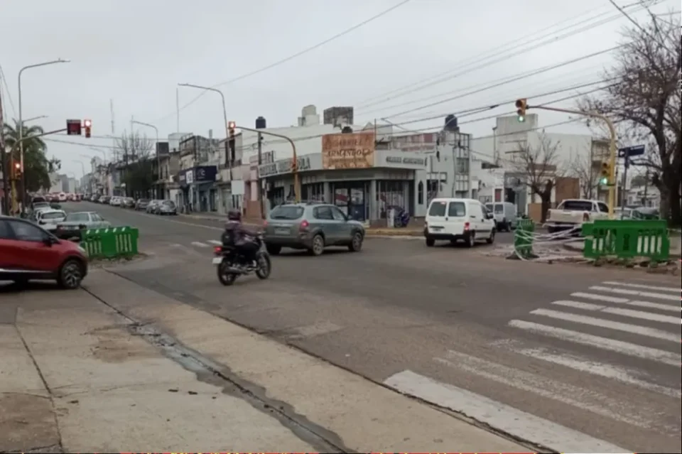 Restringen parcialmente el tránsito en avenida Almafuerte por una obra de renovación de la red de agua