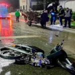 Motociclista chocó con un carro y luego fue atropellada por un camión