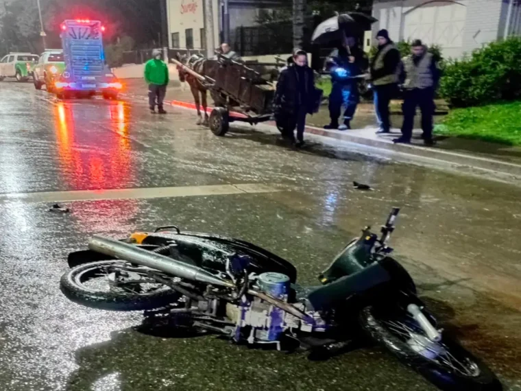 Motociclista chocó con un carro y luego fue atropellada por un camión Motociclista chocó con un carro y luego fue atropellada por un camión