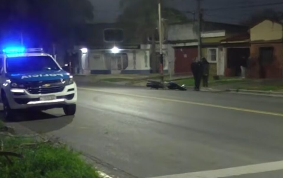 Motociclista fue hospitalizado tras chocar con un auto