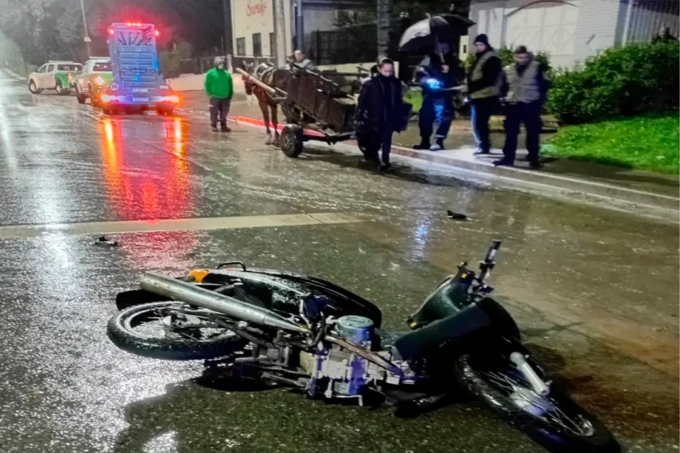 Motociclista chocó con un carro y luego fue atropellada por un camión