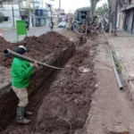 Continúan los trabajos de renovación de la red de agua potable en avenida Almafuerte