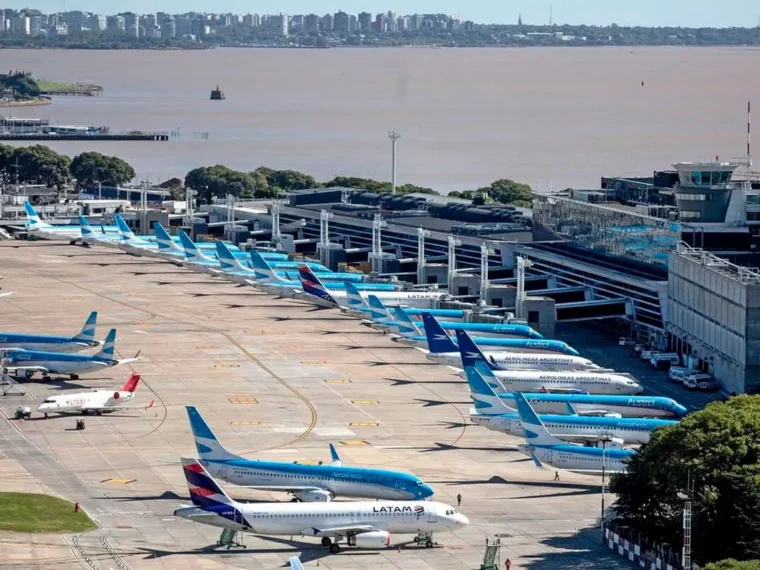 Se suspendió el paro en aeropuertos y vuelven a negociar por los reclamos salariales Se suspendió el paro en aeropuertos y vuelven a negociar por los reclamos salariales