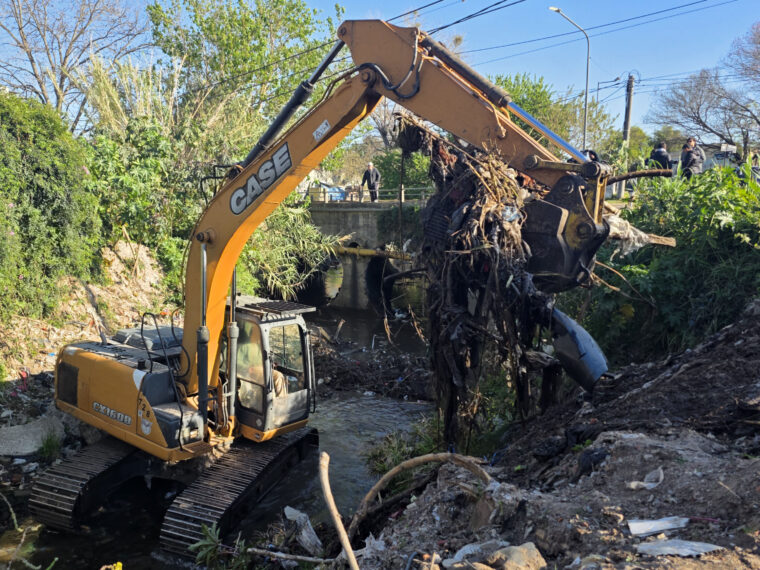 Operativo de limpieza y saneamiento sobre el arroyo Colorado Operativo de limpieza y saneamiento sobre el arroyo Colorado