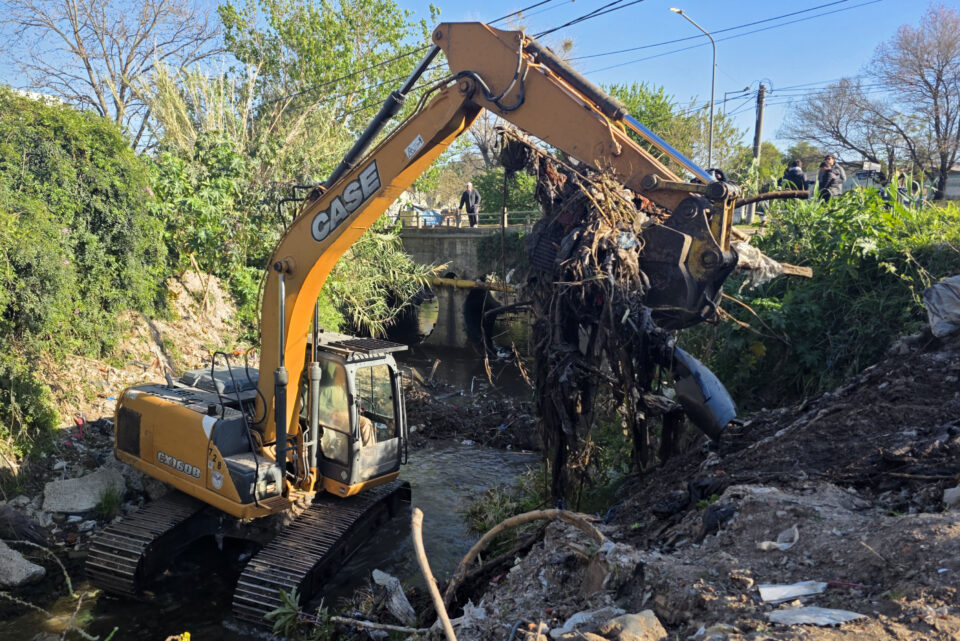 Operativo de limpieza y saneamiento sobre el arroyo Colorado