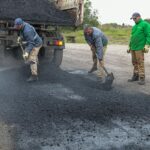 Trabajos de bacheo en un tramo de avenida Jorge Newbery