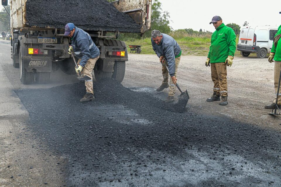Trabajos de bacheo en un tramo de avenida Jorge Newbery