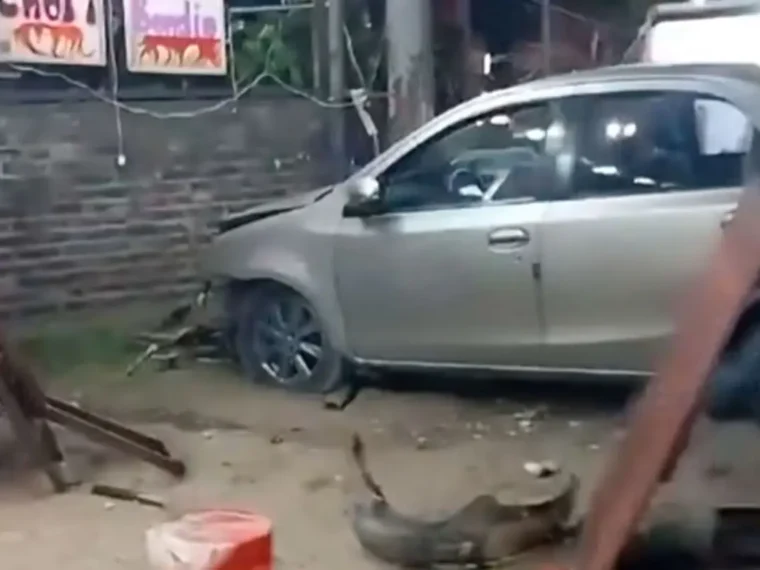 Un auto se subió a la vereda y chocó un puesto de comidas Un auto se subió a la vereda y chocó un puesto de comidas
