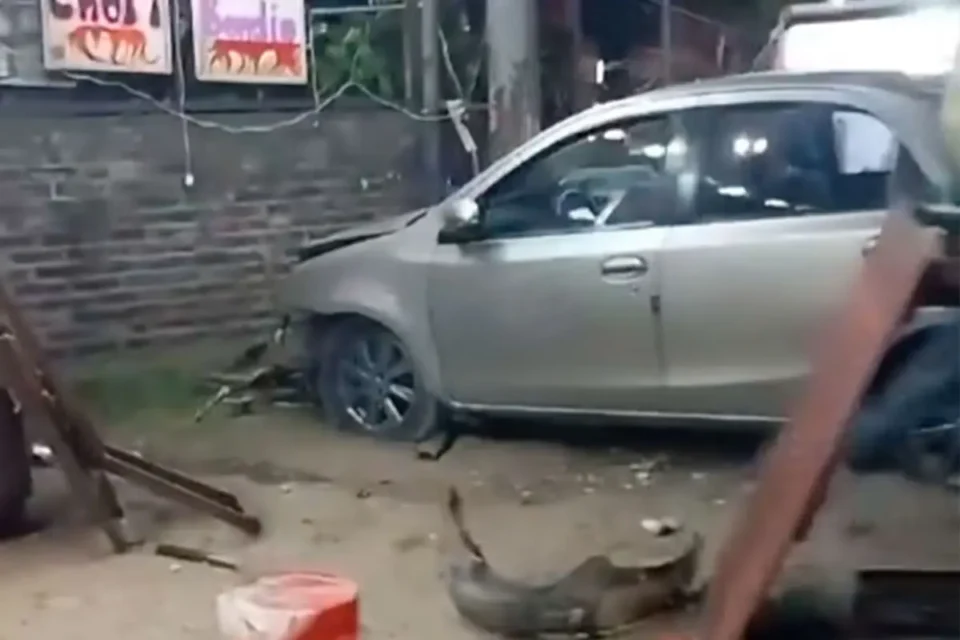 Un auto se subió a la vereda y chocó un puesto de comidas