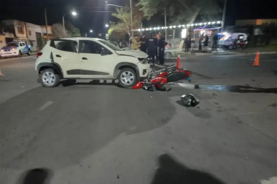 Dos heridos tras choque entre auto y moto en Paraná