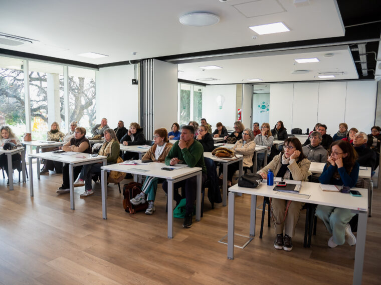 Abren nueva convocatoria para capacitar a personas mayores en el uso de celulares y tecnología Abren nueva convocatoria para capacitar a personas mayores en el uso de celulares y tecnología