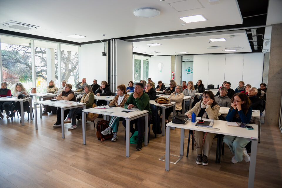Abren nueva convocatoria para capacitar a personas mayores en el uso de celulares y tecnología