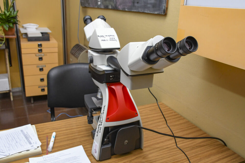 El hospital San Martín incorporó un nuevo microscopio para fortalecer el Servicio de Anatomía Patológica