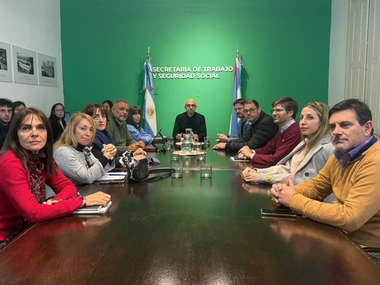 El Gobierno y los gremios estatales retoman hoy la paritaria salarial en Entre Ríos El Gobierno y los gremios estatales retoman hoy la paritaria salarial en Entre Ríos