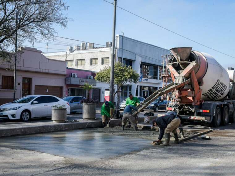 Avanzan las obras de recuperación vial con hormigón sobre avenida Ramírez Avanzan las obras de recuperación vial con hormigón sobre avenida Ramírez