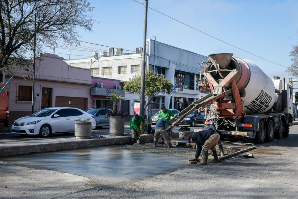 Avanzan las obras de recuperación vial con hormigón sobre avenida Ramírez