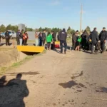 Un joven cayó con su moto a una cuneta de dos metros en el ingreso a San Benito