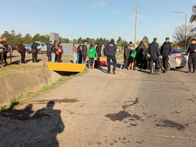 Un joven cayó con su moto a una cuneta de dos metros en el ingreso a San Benito Un joven cayó con su moto a una cuneta de dos metros en el ingreso a San Benito