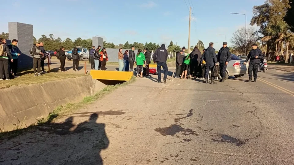 Un joven cayó con su moto a una cuneta de dos metros en el ingreso a San Benito