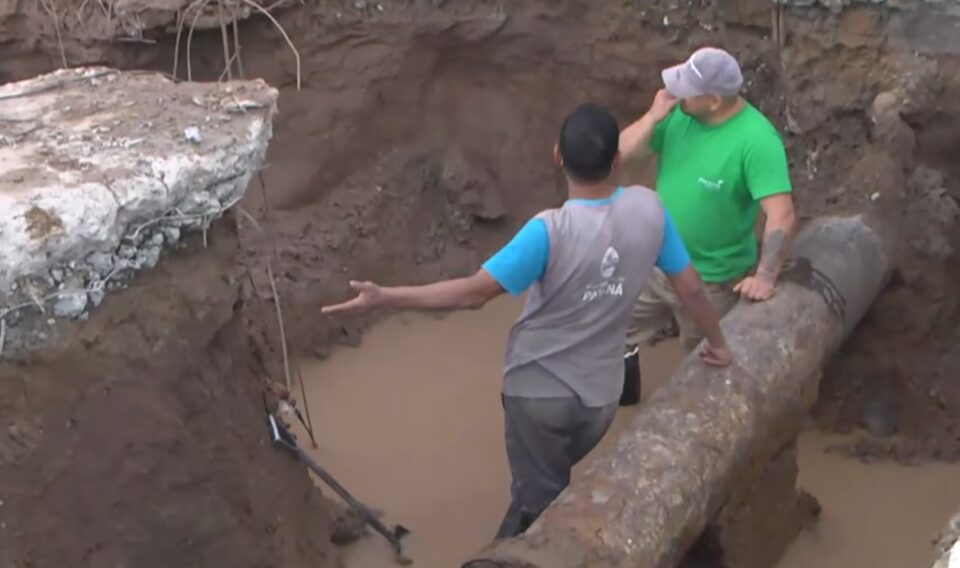 Reparan una cañería en avenida Ramírez y 25 de Mayo