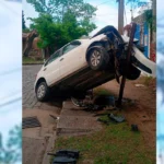 Joven conductora despistó y terminó con su auto “montado” sobre una estructura metálica