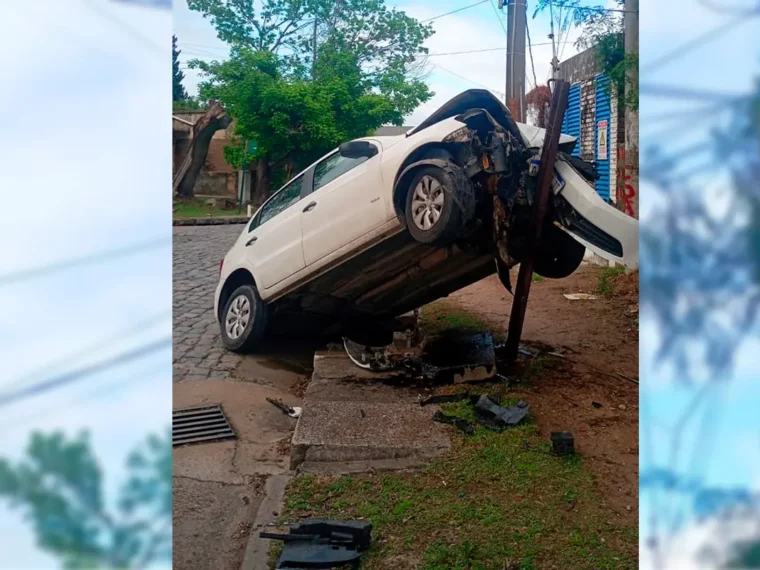 Joven conductora despistó y terminó con su auto “montado” sobre una estructura metálica