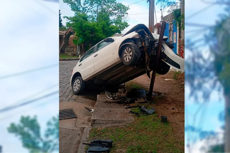 Joven conductora despistó y terminó con su auto “montado” sobre una estructura metálica